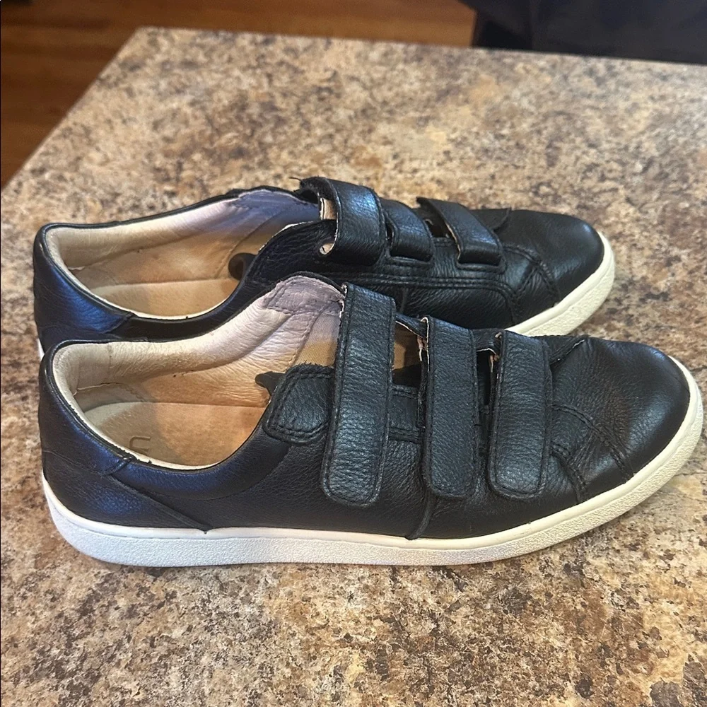 UGG Black LEATHER WOMENS 9 SNEAKER with Velcro Straps
